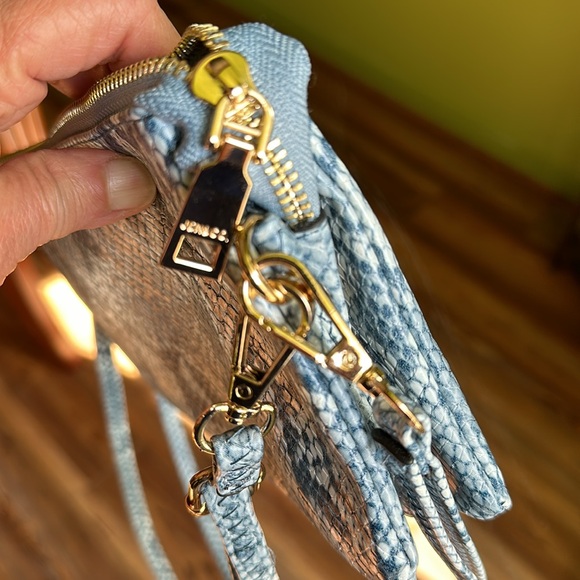 💖New listing! Blue snake skin print crossbody/ wristlet purse. - Picture 9 of 11